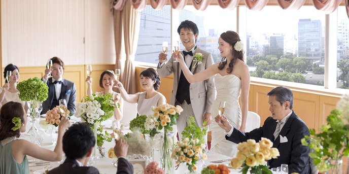親しい友人や家族に囲まれた和やかなひととき