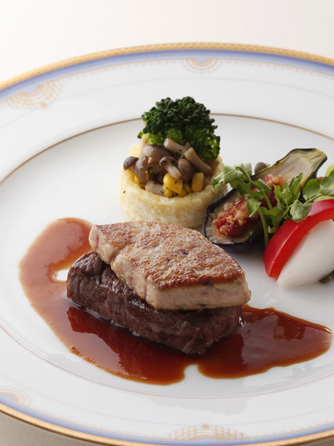 「牛フィレ肉のフォアグラ添え 赤ワインソース」