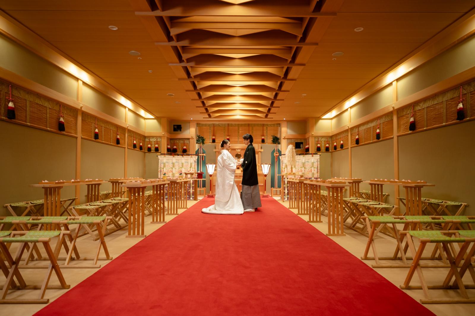 住吉神社の御霊の祀る館内神殿で厳やかな神前式を<br />
<br />
最大60名様まで参列可能