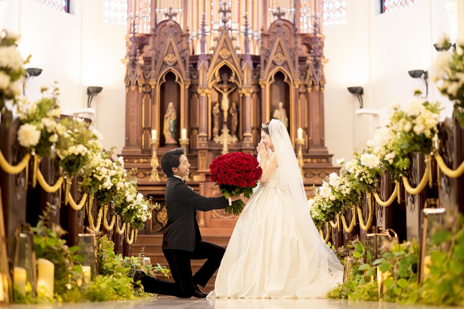 「結婚してください」の想いを込めた108本の赤いバラの花束。大聖堂内でプロポーズされる新郎様も多数