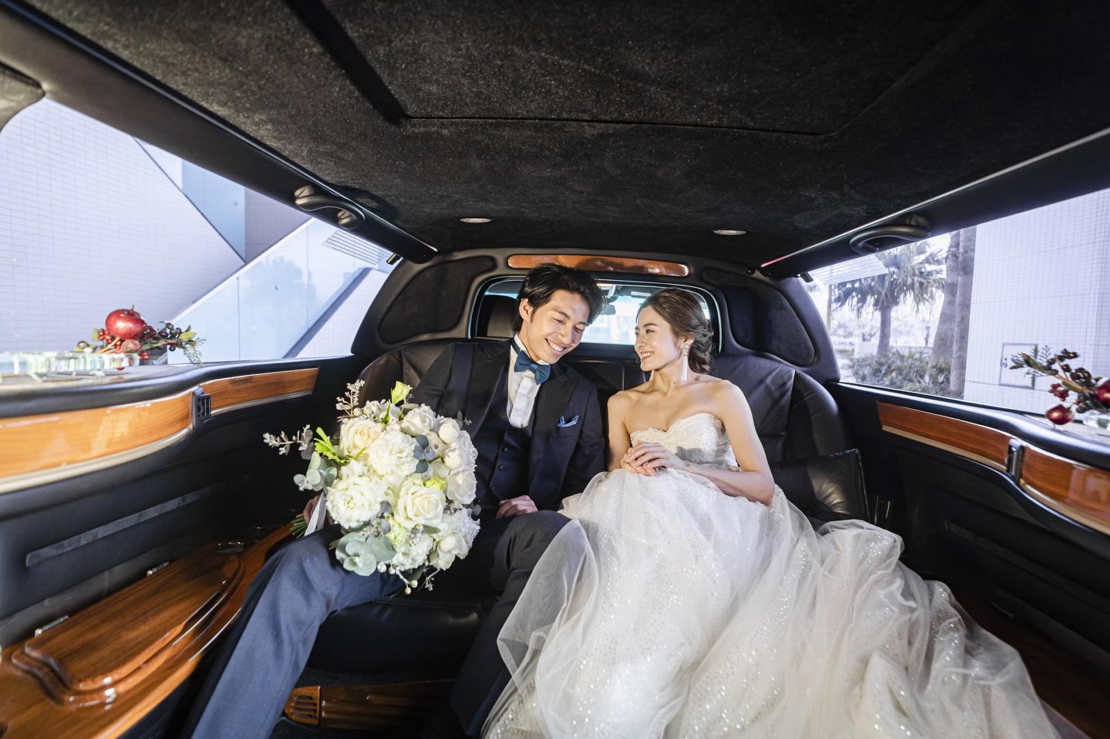 結婚式当日は新郎新婦様にリムジン送迎をプレゼント