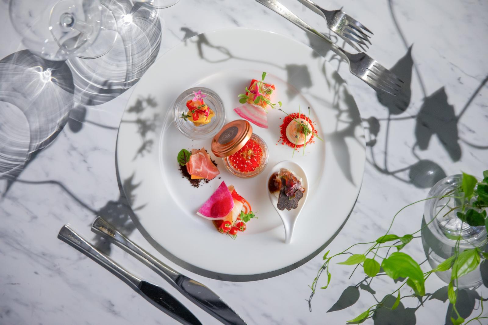 ミシュランでも星を獲得した京都のホテル出身の料理長が腕を振るいます。ゲストの顔ぶれに合わせお二人と創る世界でたった一つだけのオリジナルコースも作成可。