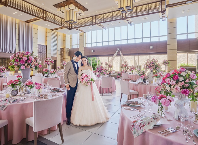 水音が心地よい開放感抜群の貸切邸宅。オープンキッチンや巨大スクリーン、ウォーターテラスも完備