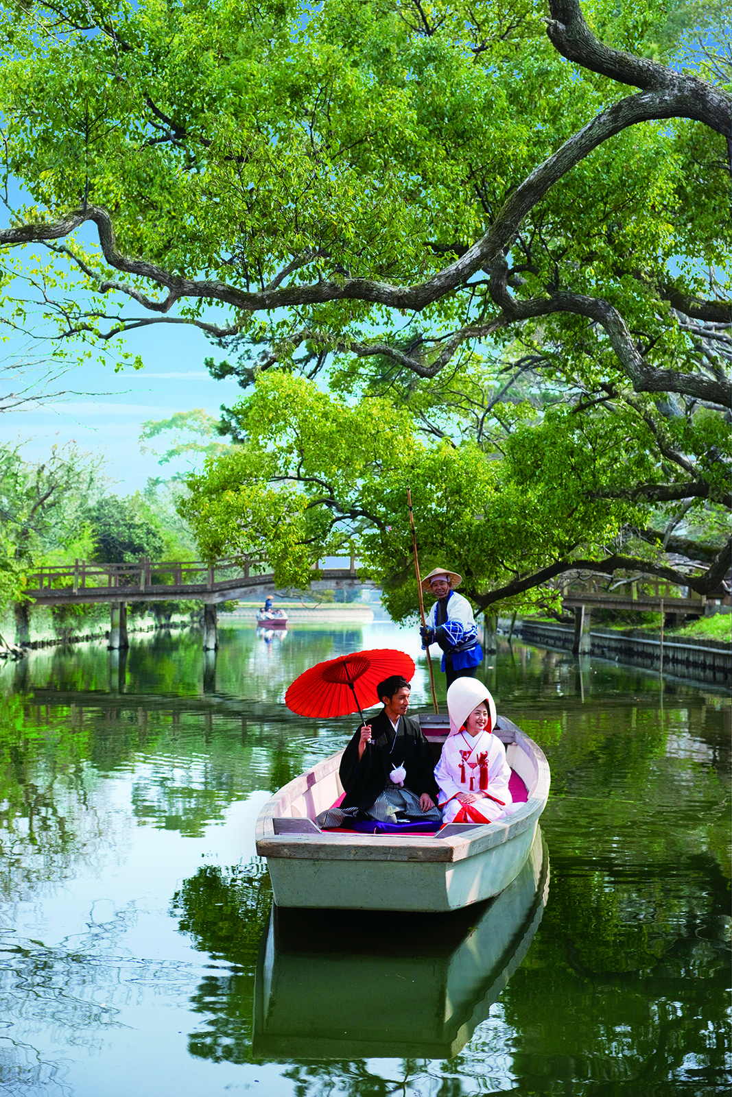 神社での挙式の後は、花嫁舟に乗って御花へと向かいます。四季折々の柳川の風情を体感できます。