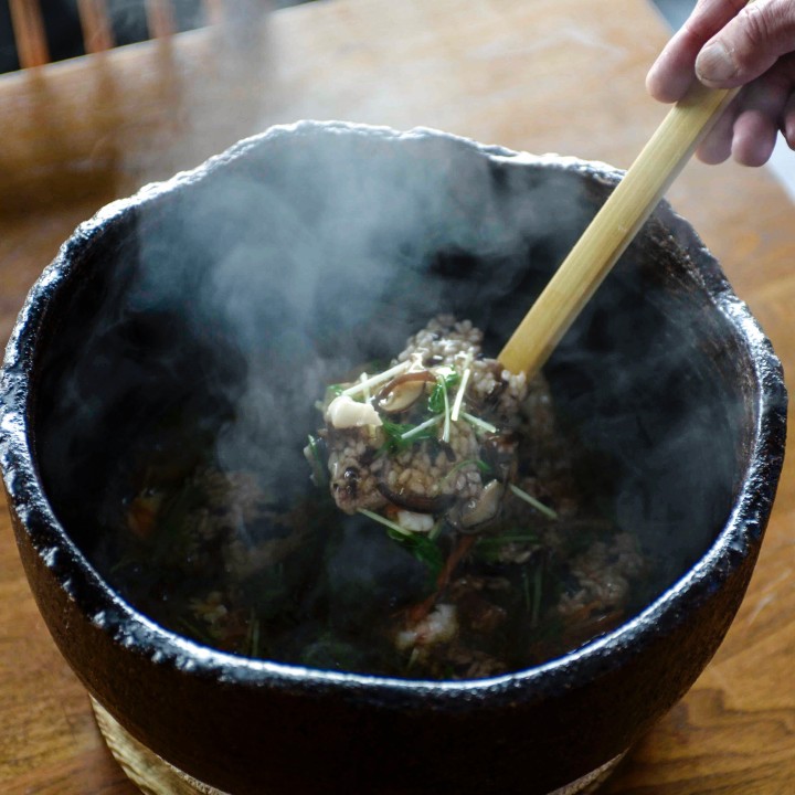 一度食べると忘れられない味。熱々のおこげをゲストに振舞って。