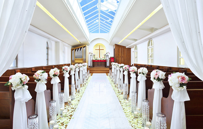 最大80名のゲストに誓いの瞬間を見守ってもらえる。新郎のもとへ向かう花嫁を天窓の自然光が優しく導いてくれる。チャペルの形に合わせて特別につくられたパイプオルガンの生音がふたりを優しく包んでくれる