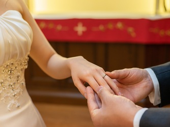 柔らかい光に包まれたホテル最上階のチャペルで永遠の愛を誓って。