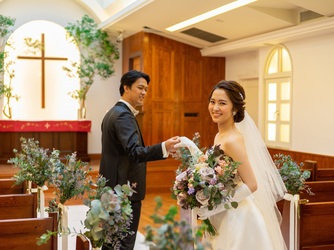 ゲストからの祝福を受けたふたりも自然と笑顔が溢れる