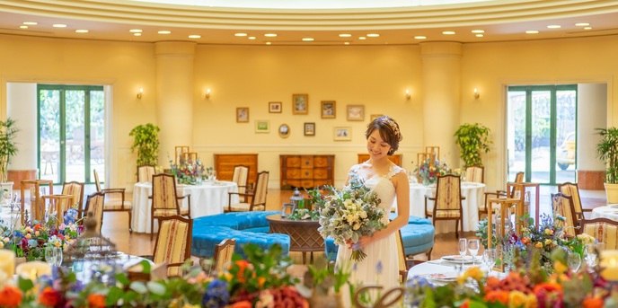 ドーム型の天窓からは陽光が降り注ぎ、シャンデリアが優雅にきらめく。