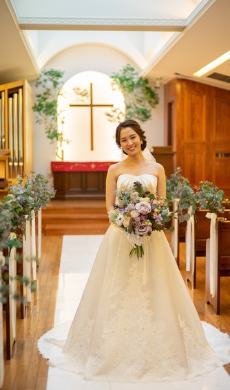 ウエディングドレスでの前撮りは是非チャペルで叶えて。自然光が入るので花嫁がいっそうきれいに映える