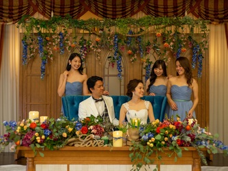 シャンデリアが輝く華やかさと、アットホームな雰囲気をあわせ持つ空間