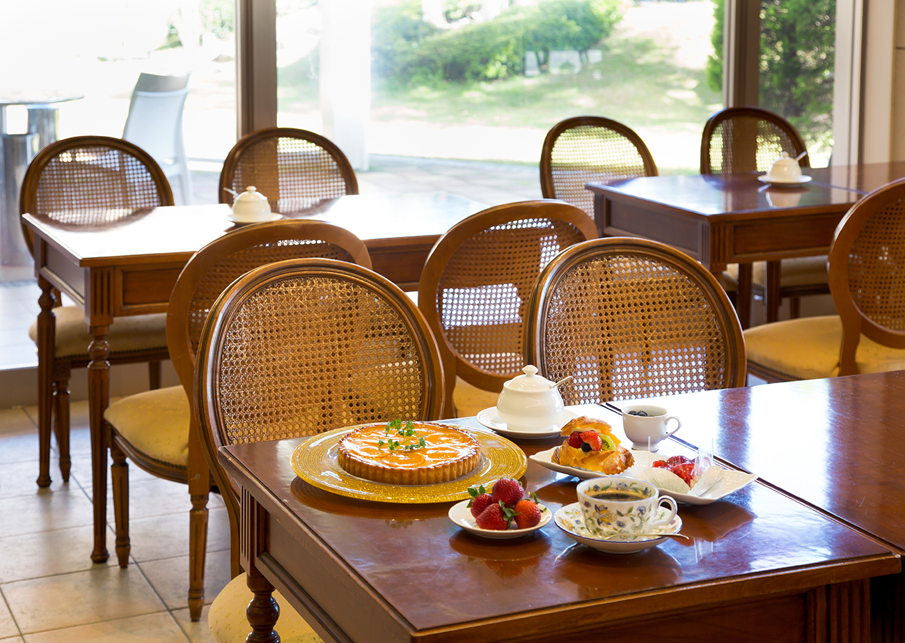 カフェ「ペリーノ」プライベートガーデンの眺めが開放感あふれるカフェ