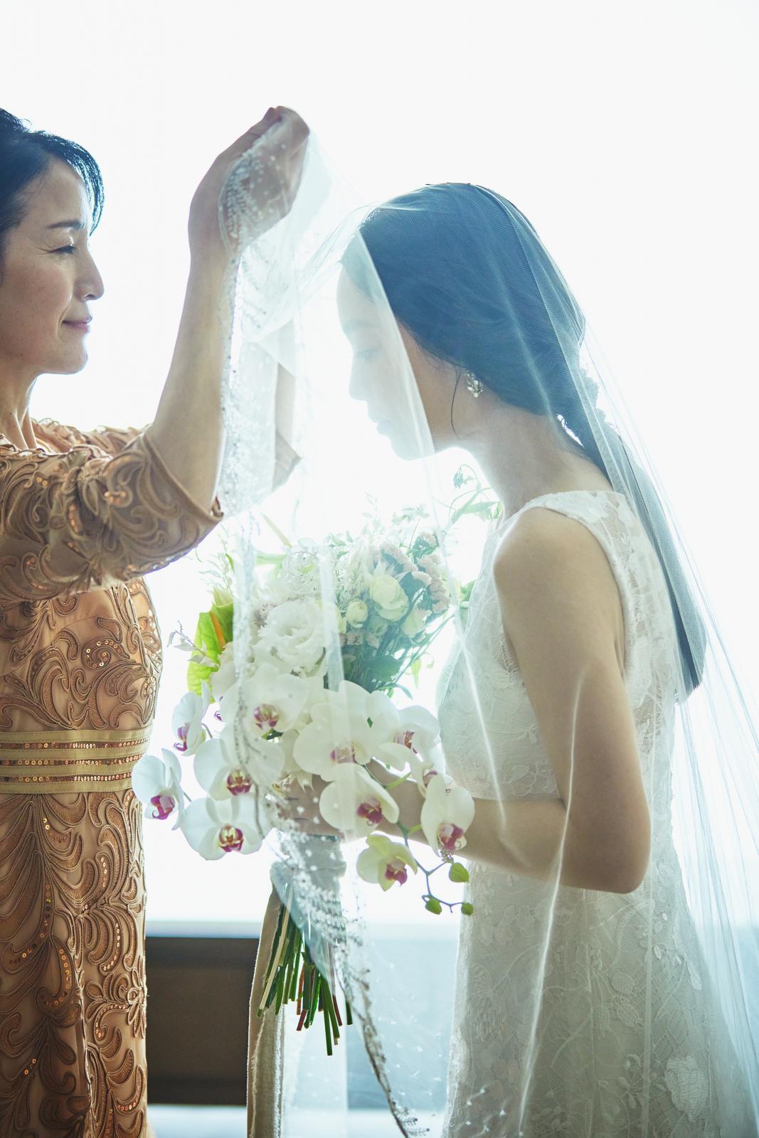 花嫁姿の仕上げのベールダウンの時間も 母と娘の大切なひとときに