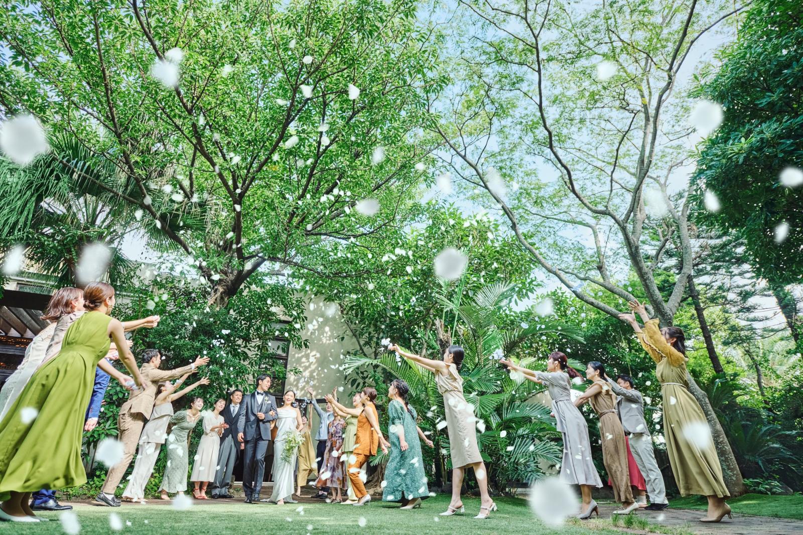 ゲストからの祝福のフラワーシャワーを浴びて