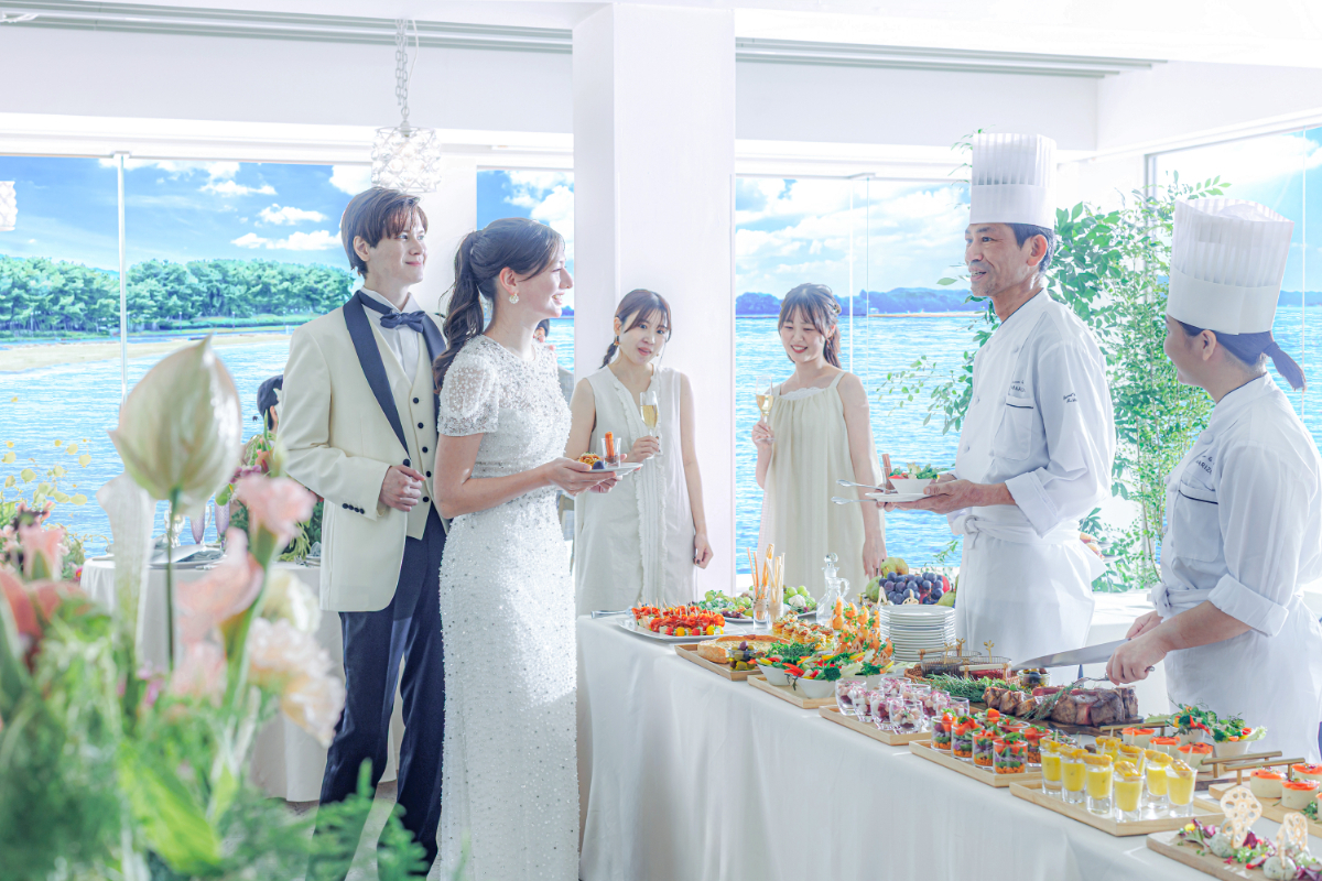 会場内でのお料理演出も人気！ キッチンを併設しているので、お料理のこだわるカップルにおすすめ。