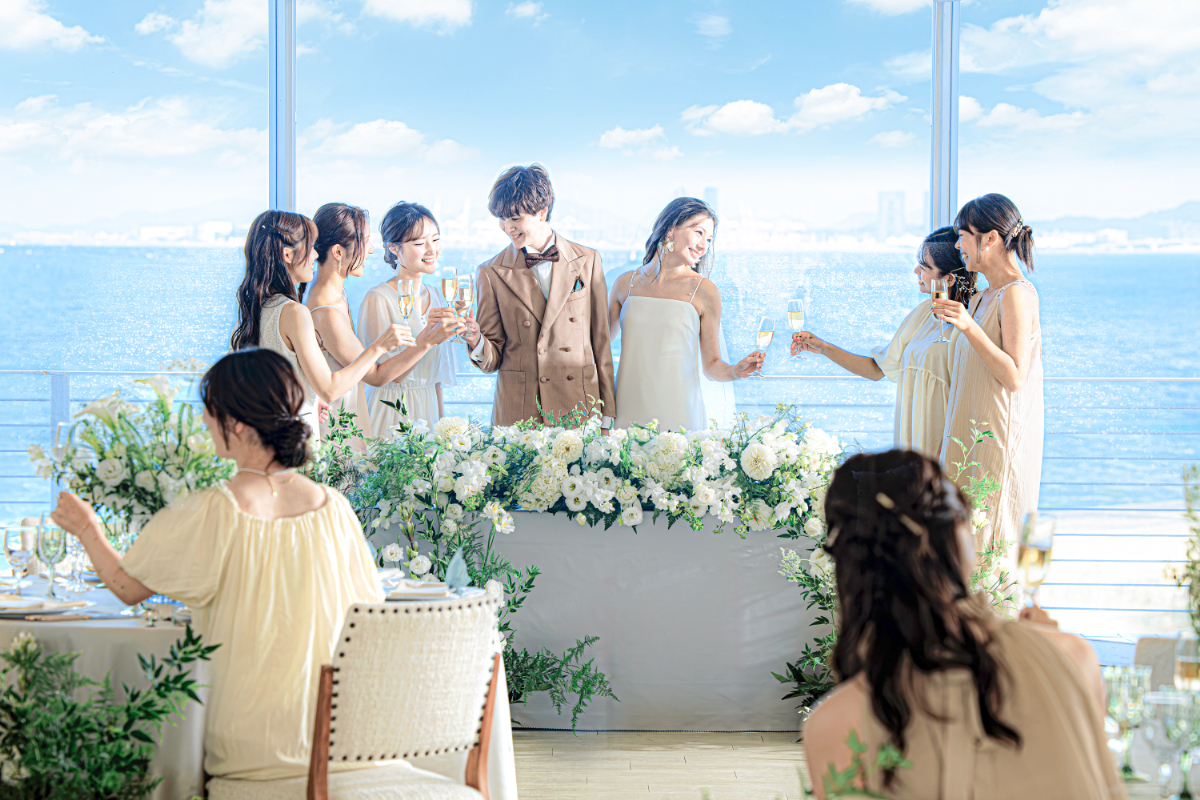 二人の背景に広がるのは、美しい海。 ゲストとの距離感も近いので、一緒に美しい写真を残していただけます
