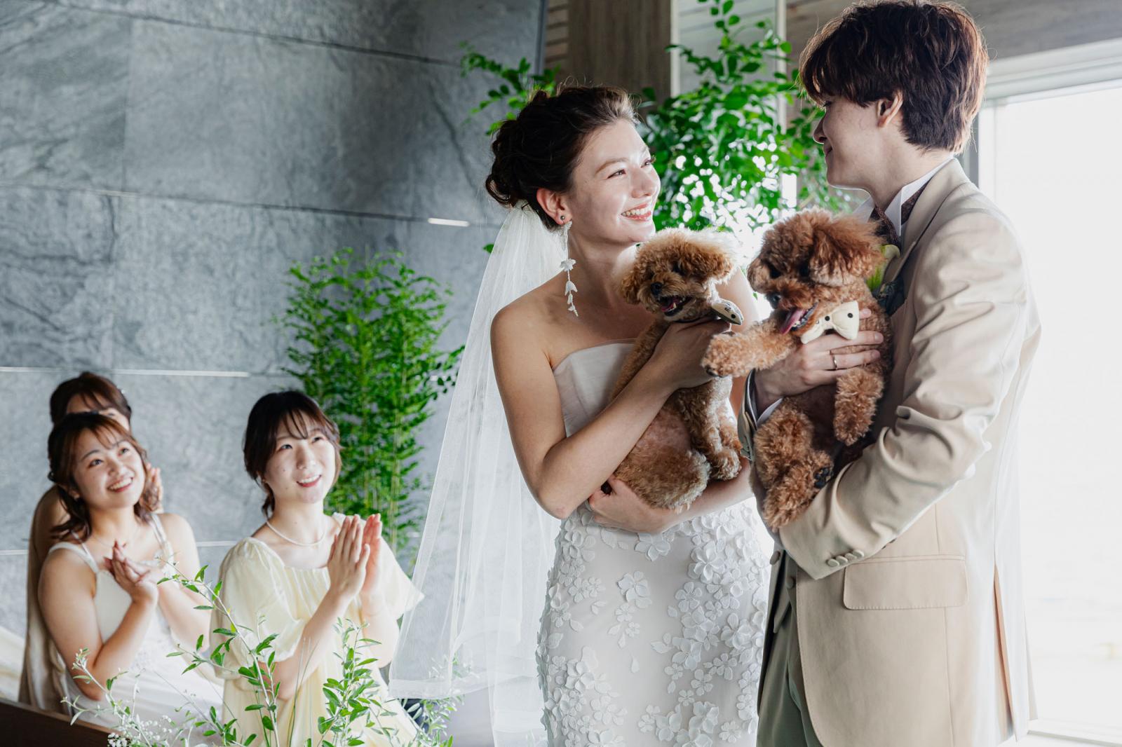 大切な家族の一員のペットと一緒にみんなが笑顔になれる結婚式を