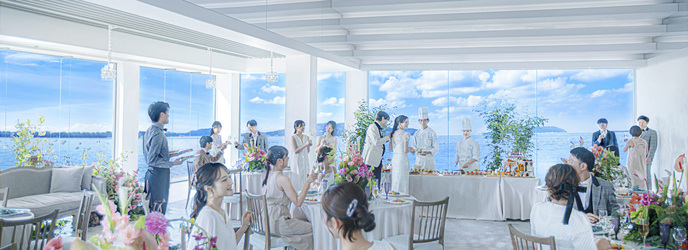 会場内でのお料理演出も人気。シェフやゲストとの距離感が近く、満足度の高いパーティーが叶う。