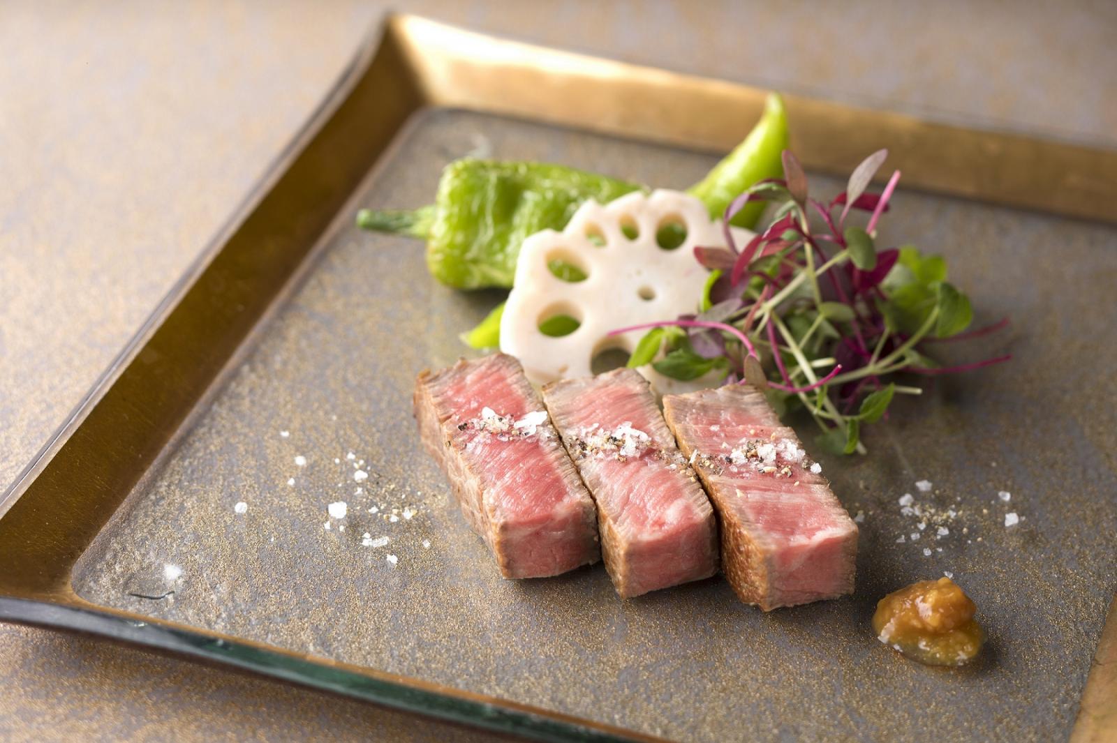 メインのお肉はおひとりずつ焼き加減を聞く徹底ぶり