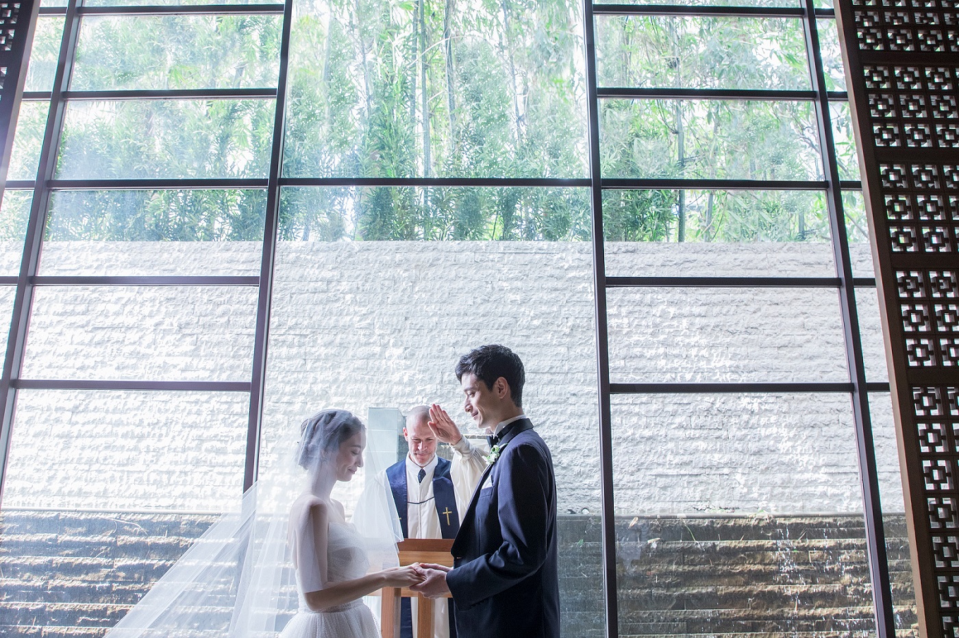 神聖な祭壇は、どんな天候でも明るい自然光が差し込み、強い日差しでも逆光にならないなどの工夫が◎