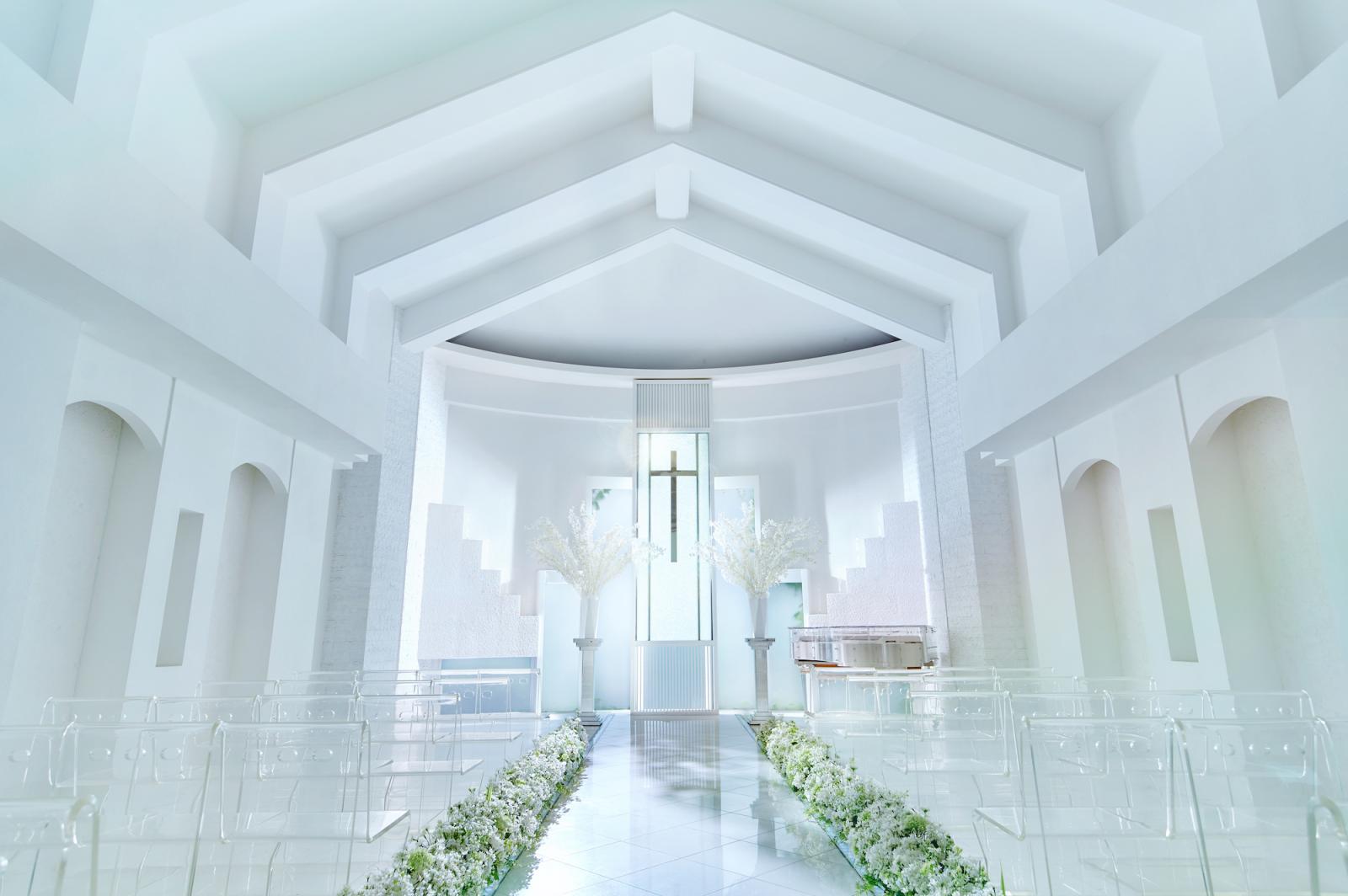 『Blanc Neige（ブランネージュ）』は大理石で作られた純白のバージンロードやクリスタルのグランドピアノなど白を基調とした空間でやわらかな陽光が差し込みおふたりとゲストを温かく包み込みます。