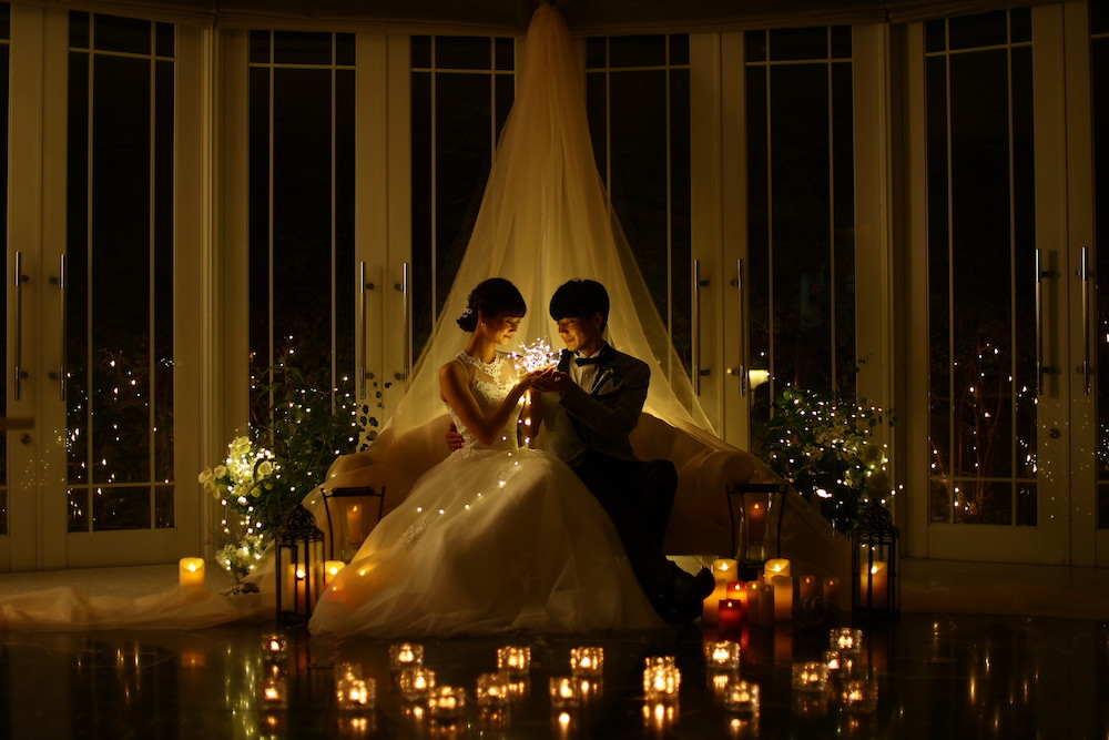 夜は幻想的な空間が広がります。おふたりの幸せを優しく包みます