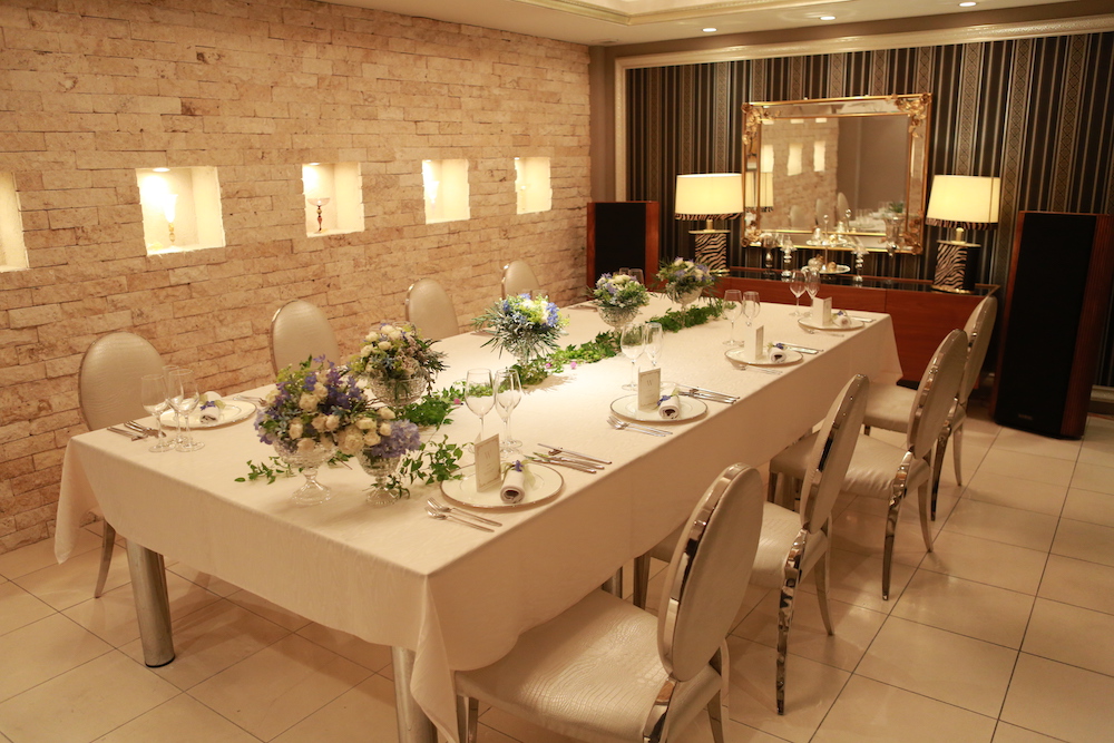 少人数のウエディングパーティー会場のゲストルーム。最大１２名までのプライベート空間。