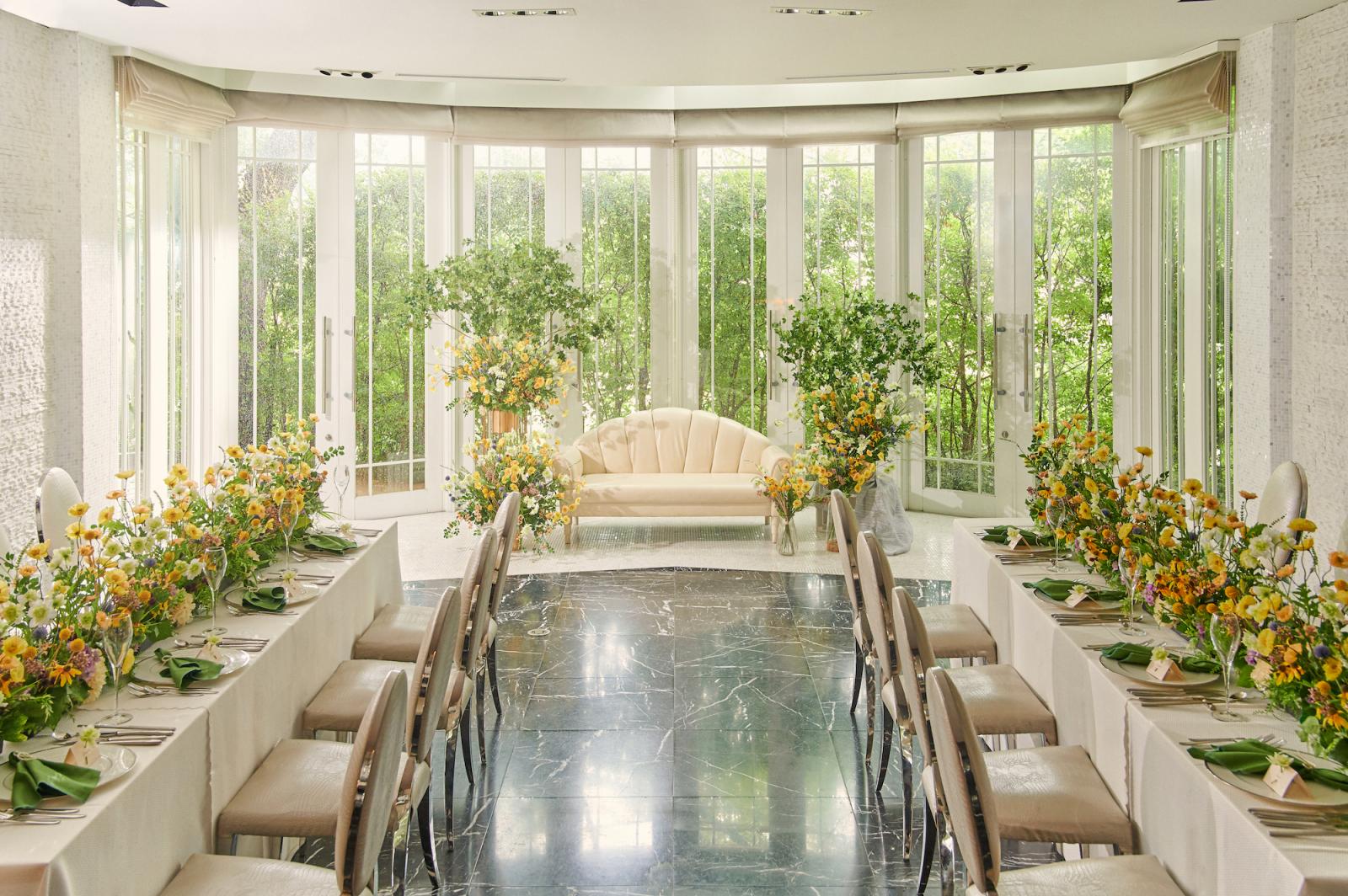 お料理と楽しい会話を堪能していただくために心を尽くしたメインダイニングはまるで我が家で過ごすように居心地の良い空間。会場の演出、そしてサービスのスタイルも、全ては美味しいひと時のためにあります。