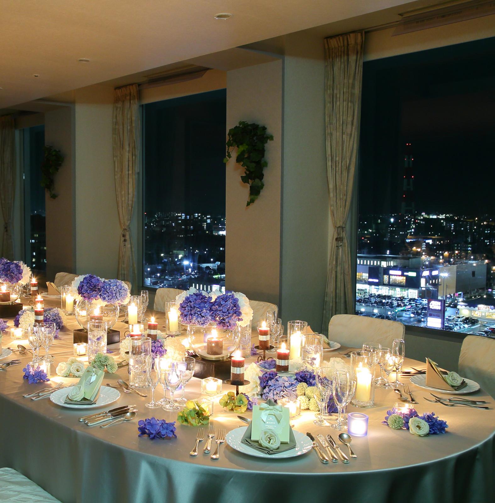11Fバンケットルームのナイトウェディング。<br />
夜景もおもてなしのひとつとなる。