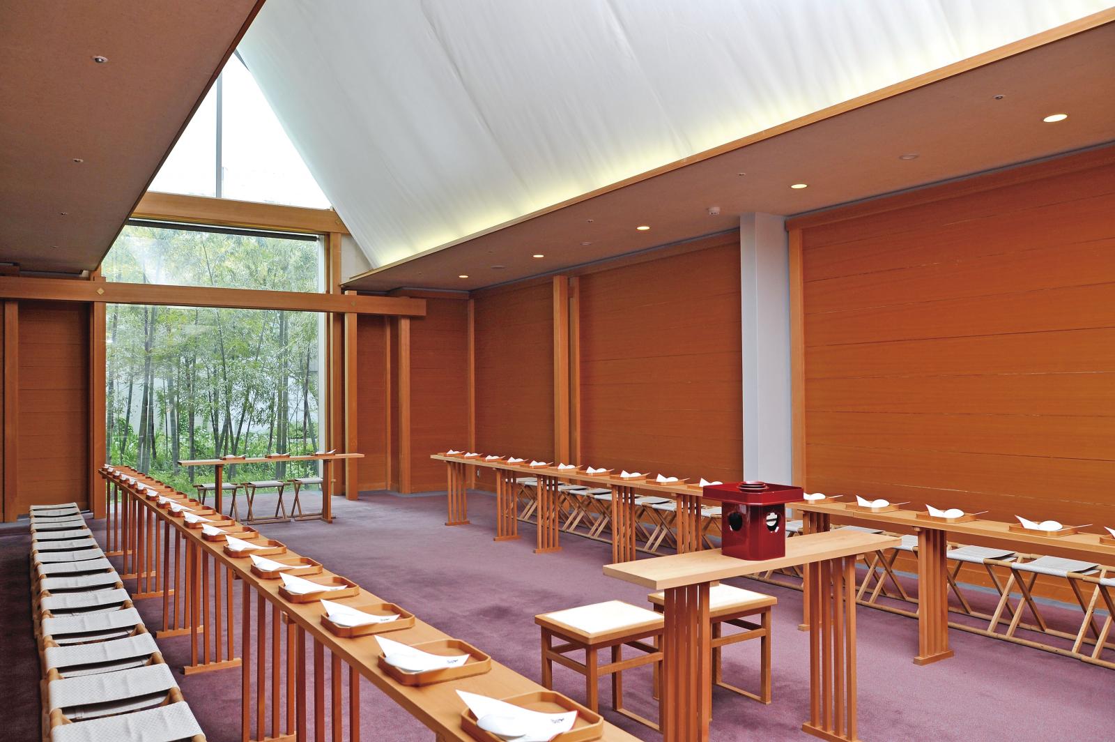 天井部分がガラス張りとなっていて太陽光が注ぎ込む個性的な神殿