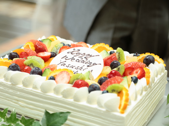 特別な1日を華やかに彩ってくれるウェディングケーキ
