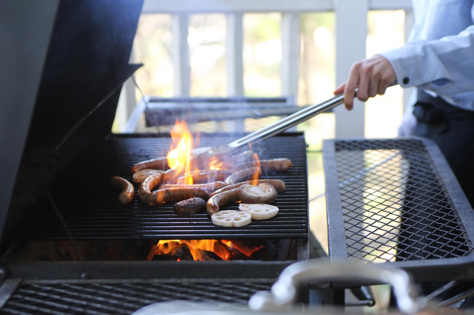 ゲストに喜ばれる大人気のウィンナーBBQ<br />
スタッフが1本1本丁寧に焼いてくれます