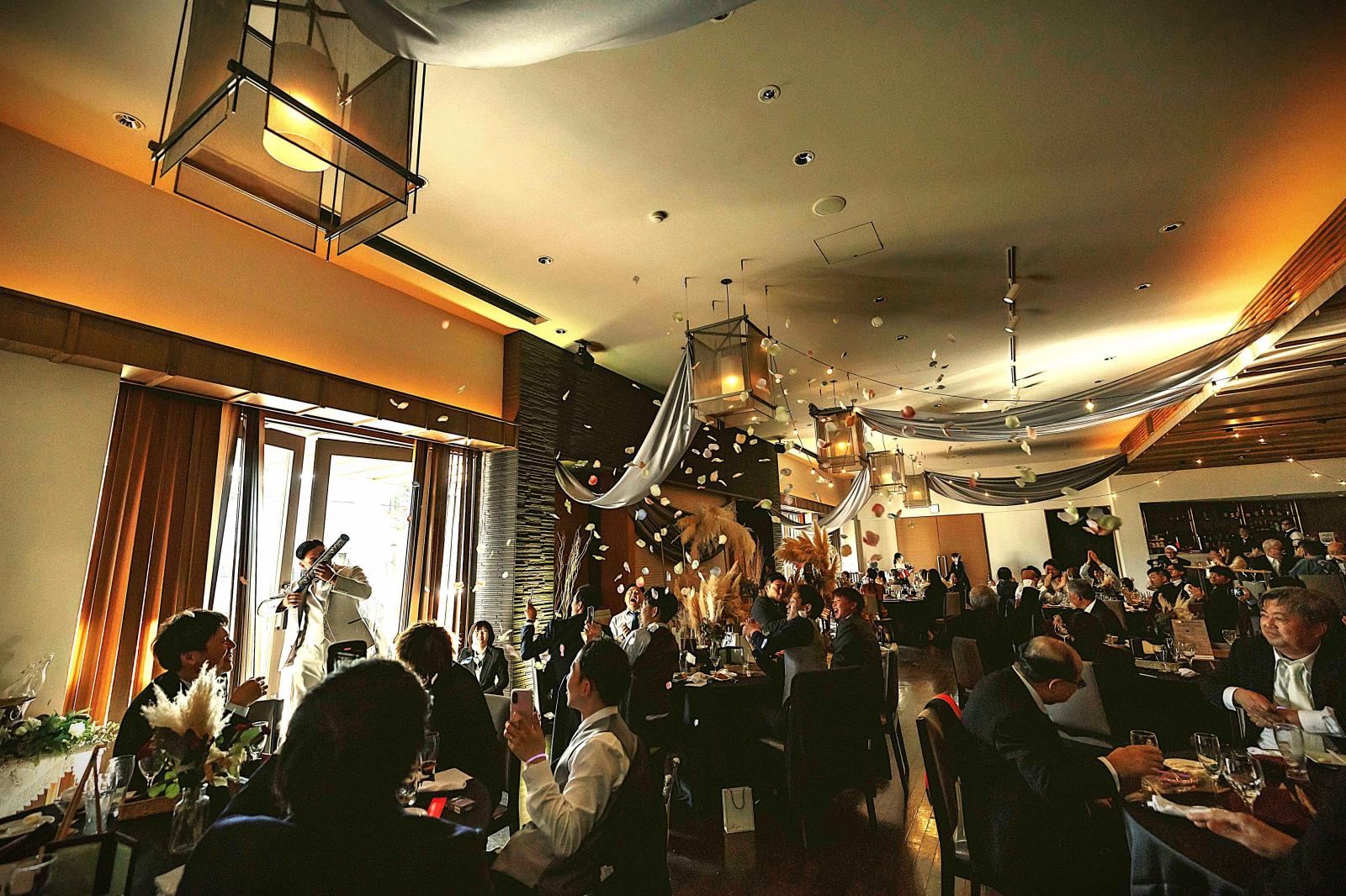 演出だって豪華に華やかに、そしてサプライズ満載！次から次へと展開するシーンは全てのストーリーに繋がる