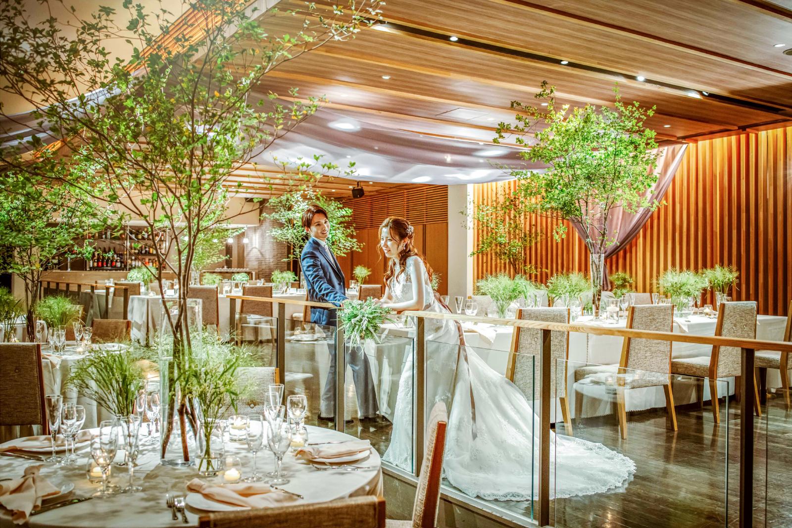 少人数から大人数まで対応可能の広々としたパーティ会場。ゲストと自由に会場全体で楽しめるのも魅力の一つ。最大140名様収容可能。専属コーディネーターとお2人ごとの世界感創りにこだわれるのも貸切だからこそ