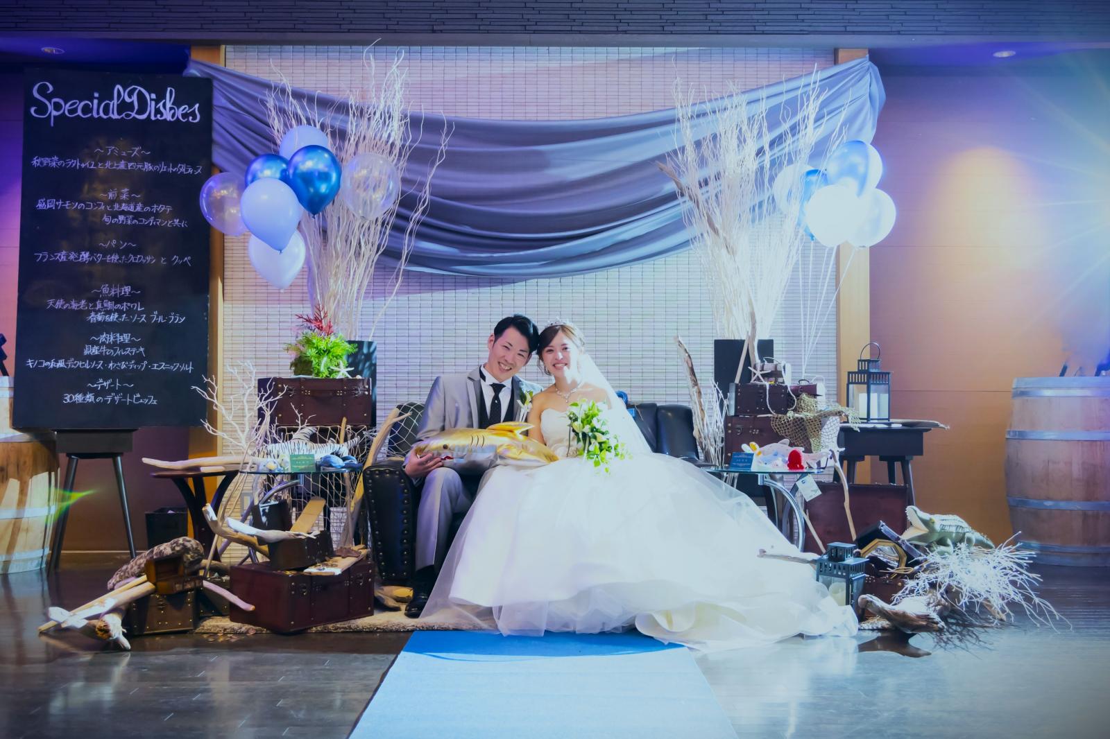 【実例】海底バーガー探しウェディング♪大好きな海の中と大好きなサメをメインディスプレイの世界観に。ゲストは様々なアトラクションでお2人が大好きなバーガーの材料を見つける。最後のバンズを発見！？