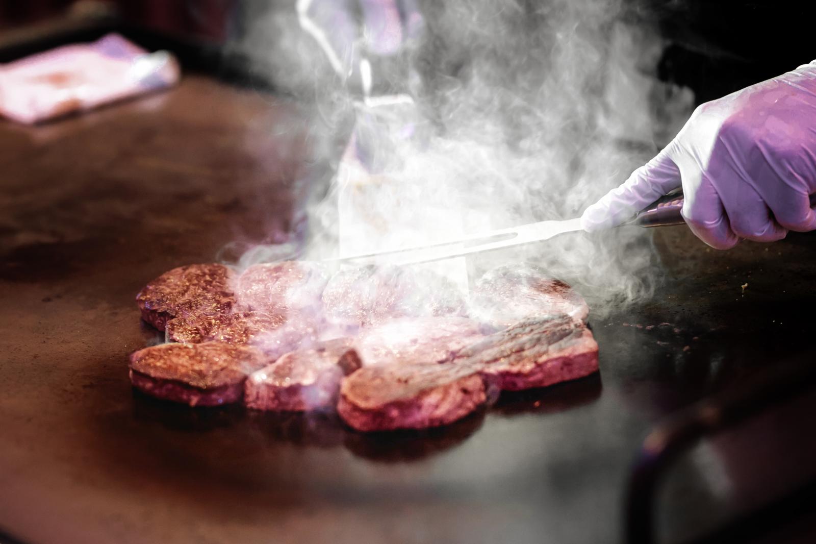 シェフたちがゲストの目の前で料理を仕上げる。豪華な食材と芳醇な匂いとプロの技は演出にも。