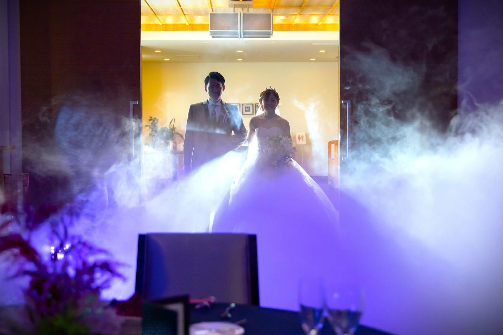 会場はブルーとスモークで幻想的な海の世界に♪お2人とゲストも非日常を感じる演出に歓声が上がる。
