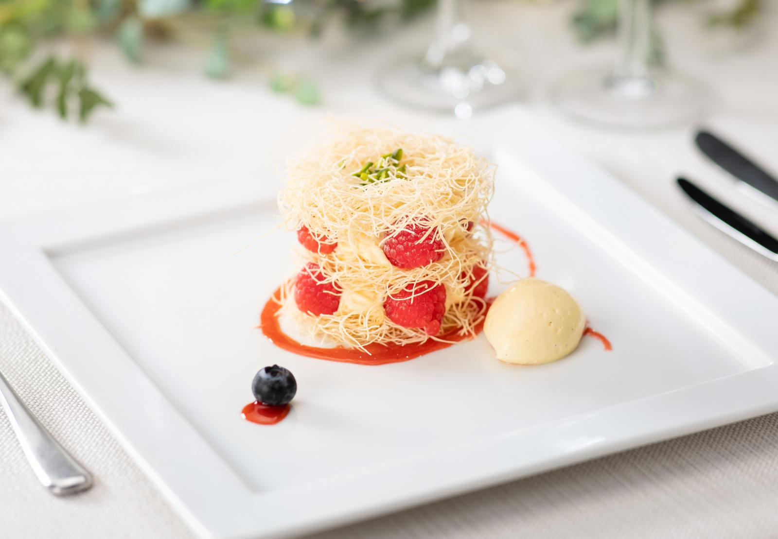 専属パティシエが創り上げるデザートは旬のフルーツはもちろん、流行にも敏感にオリジナルで再現。ゲストからも「可愛い」「お洒落」と評判なデザートは料理と同じく五感で楽しめるをコンセプトに仕上げる。