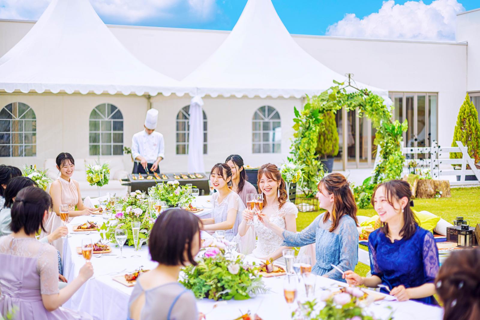 挙式会場のすぐ隣には専用のガーデンが。挙式の後は緑溢れるガーデンでゲスト一緒に乾杯♪