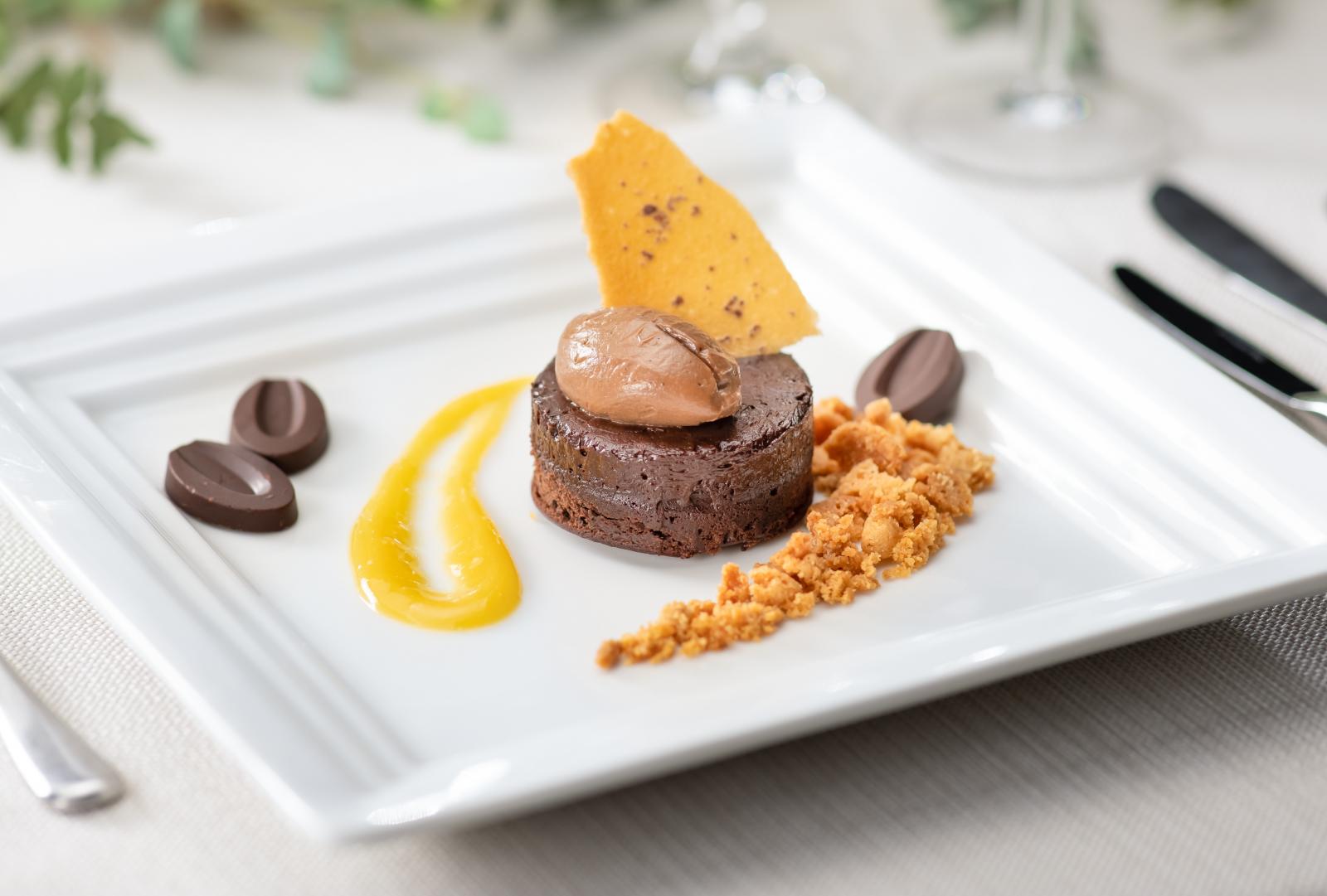 一皿一皿を当日に仕上げる調理は専属パティシエのこだわりでもあり、お客様に喜ばれる理由の一つ。