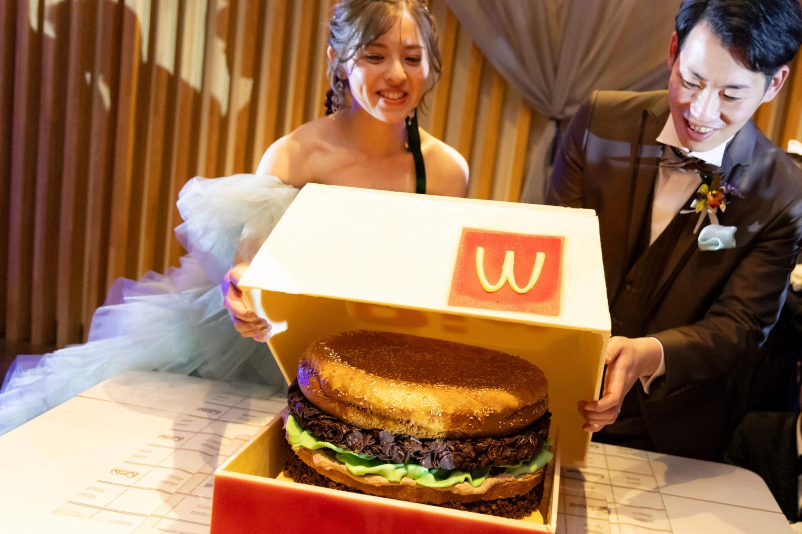 ゲストと一緒に見つけたアイテムが最後に人生最大のバーガーで登場♪♪※パティシエ特製WDケーキです※
