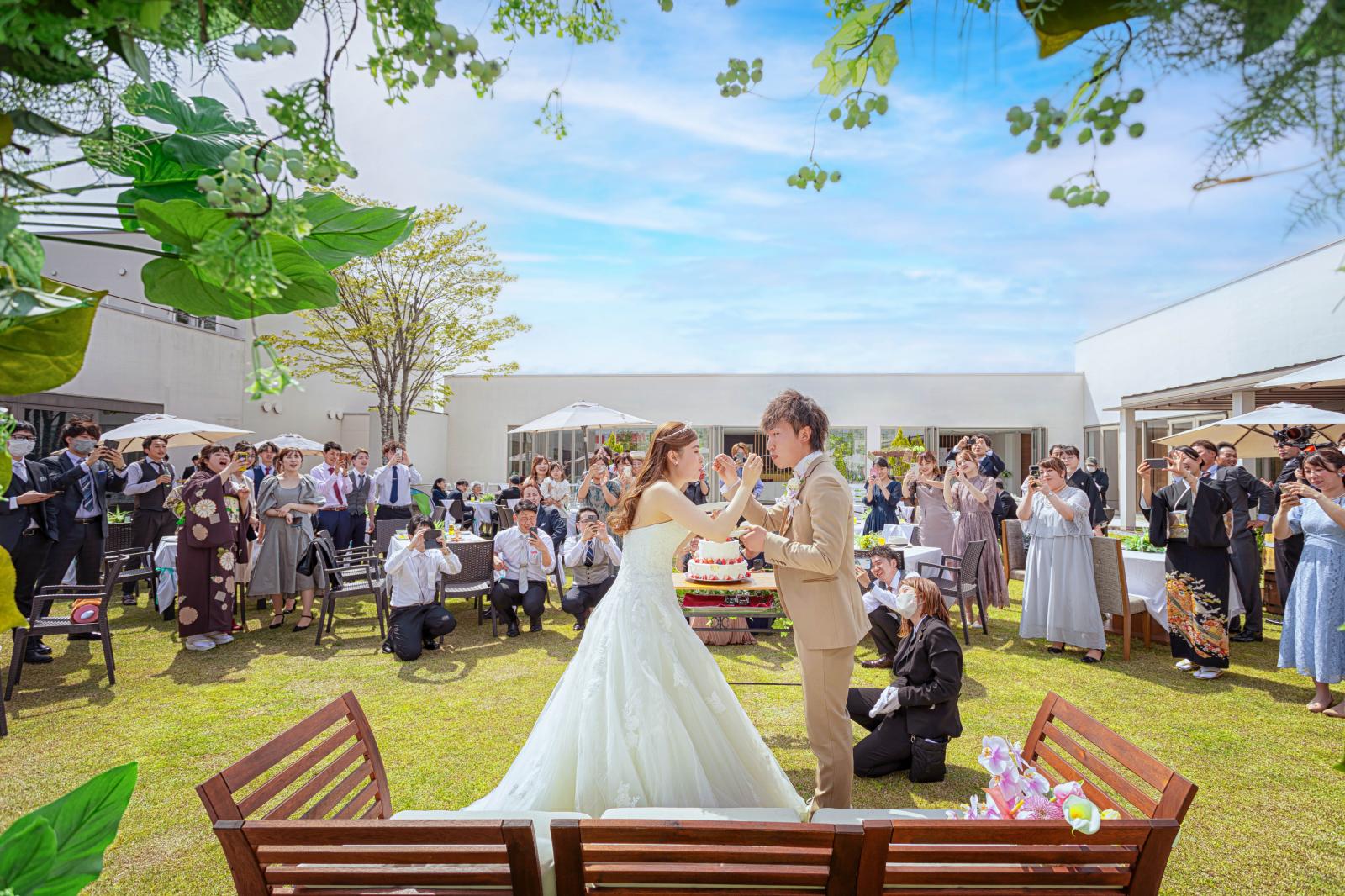 海外みたいな。映画みたいな。自由で開放感溢れて、それでいて美しく、かっこいい。生涯１の想い出を。決まりきった進行も演出もなく、一組一組フルオリジナルの結婚式をプロデュース。