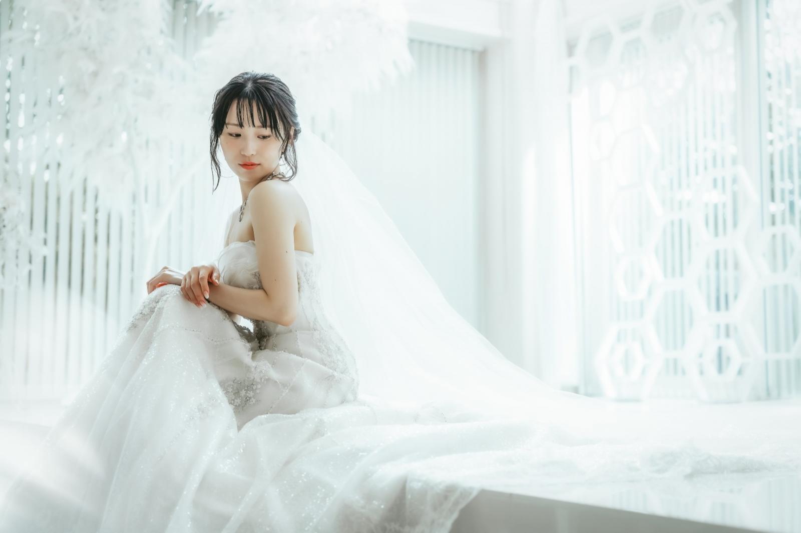 白亜のチャペルでは花嫁・花婿の姿を際立たせる。天窓から注ぐ光がお2人の結婚を祝福するかのよう。