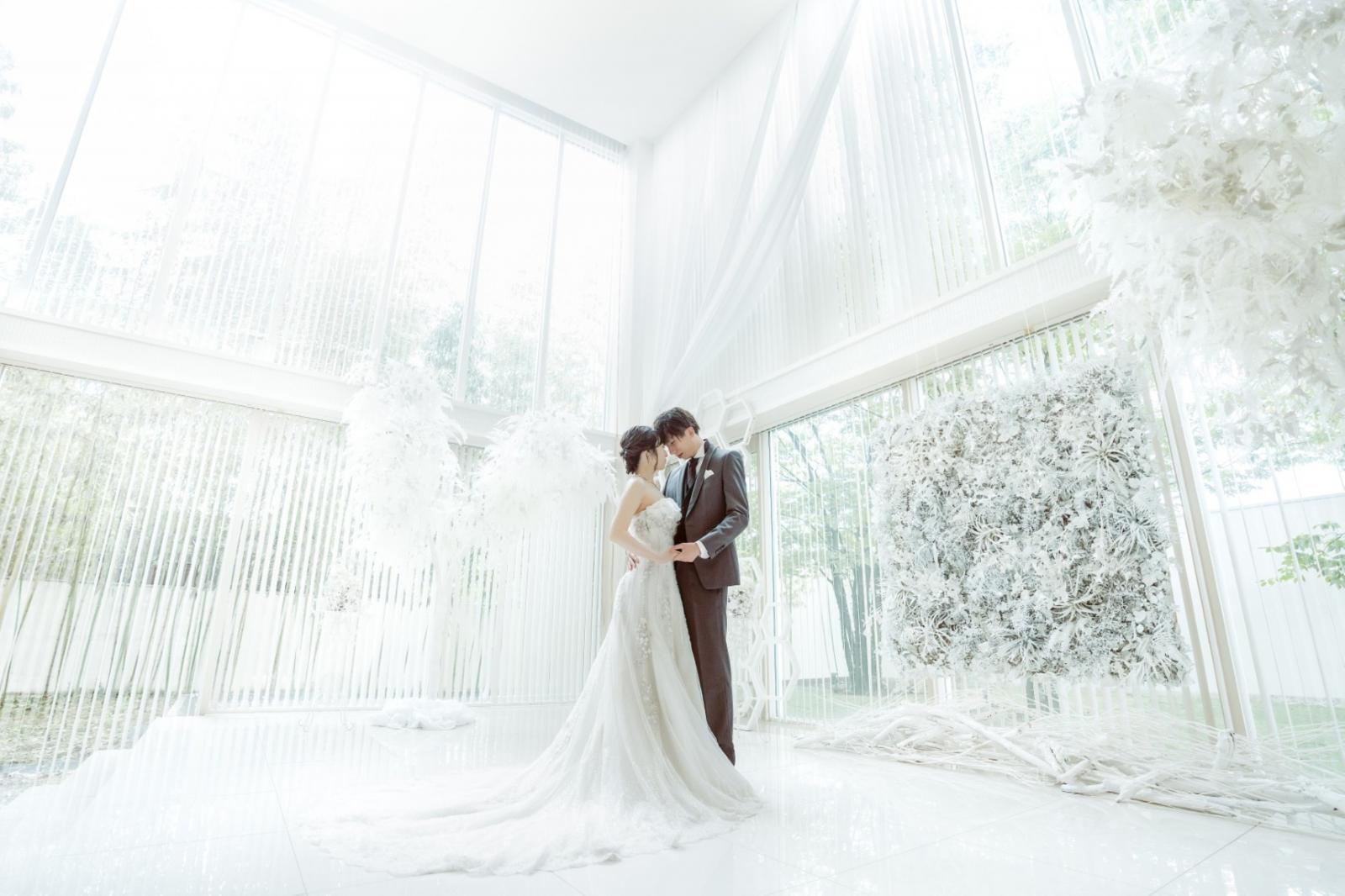 純白×自然×光は、花嫁姿をより引き立てる3大要素。16メートルのバージンロードをゲストの祝福を感じながらの本格派ウェディングが実現。