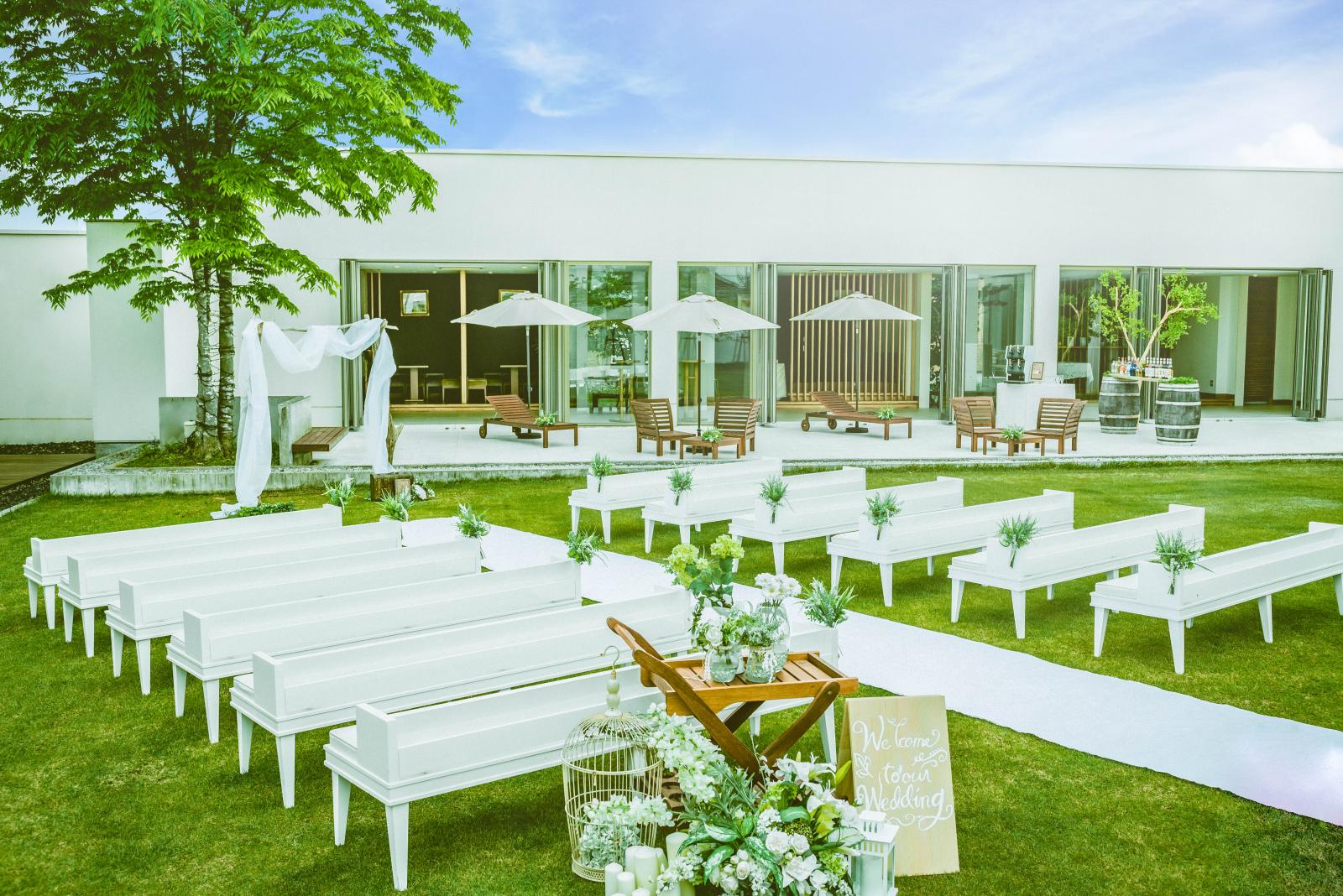 海外やリゾートなどでの夢見るガーデン挙式を本格的に実現可能。青空と太陽、風が心地よい非日常を感じる。
