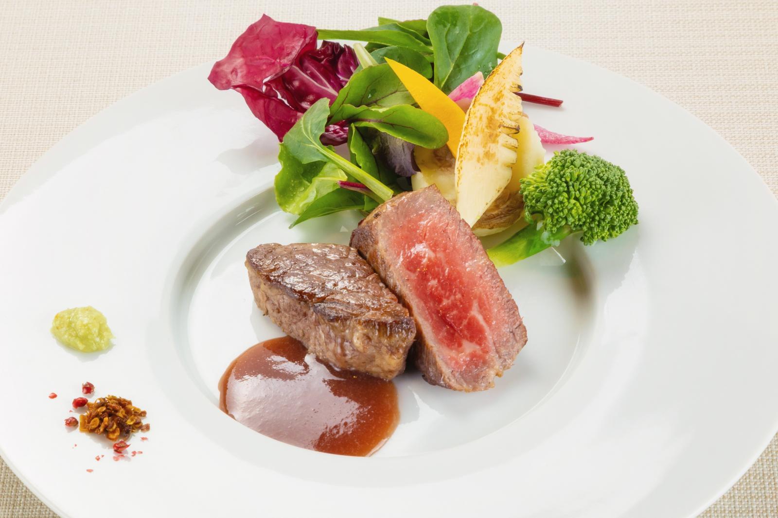 温かいもの温かいうちに。冷たいものは冷たいうちに。サービスパフォーマーがより美味しくお届けいたします