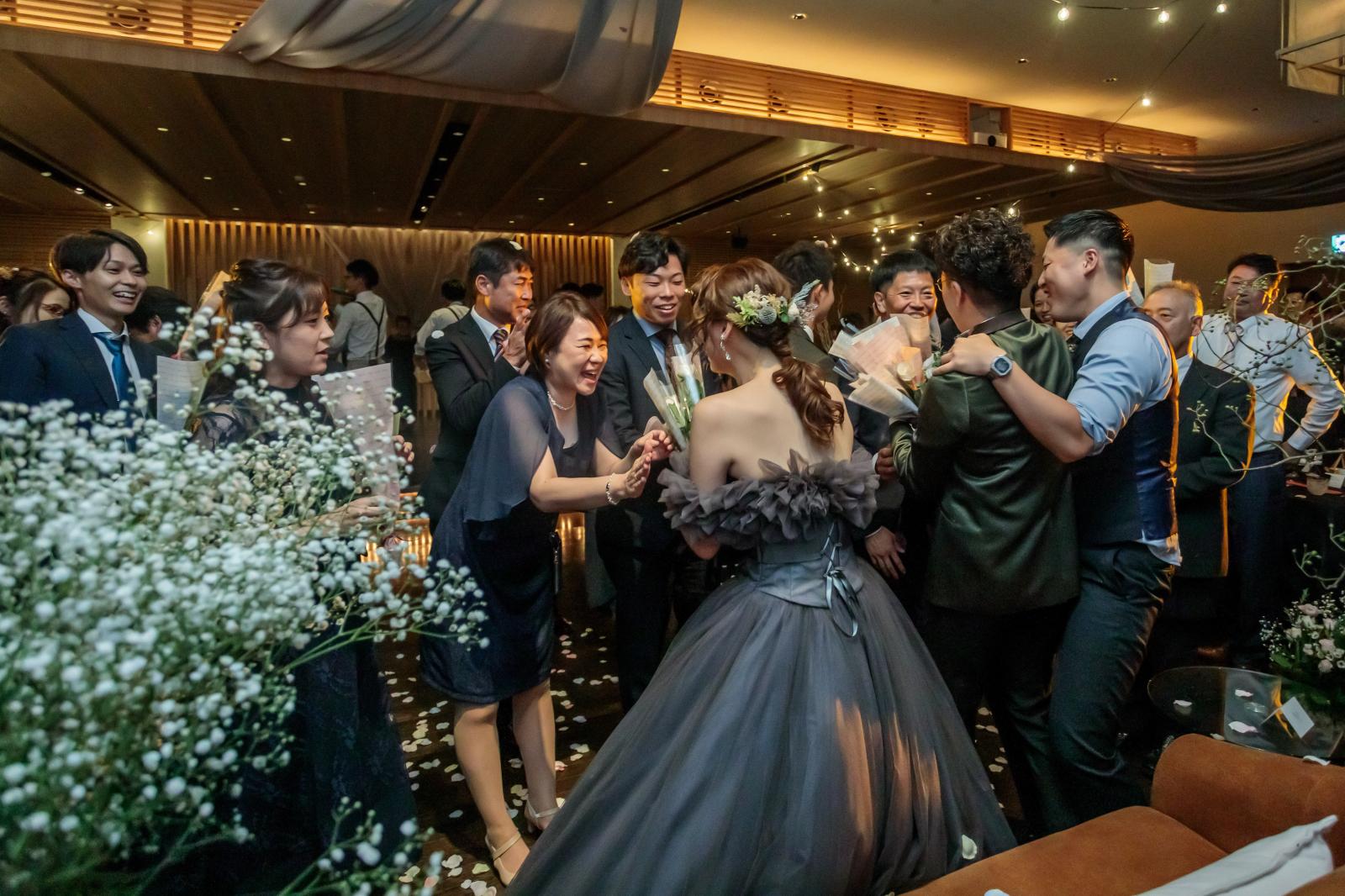 フィナーレはゲスト全員で2人を。両親を。一緒に過ごした1日を全員で分かち、祝いあう。