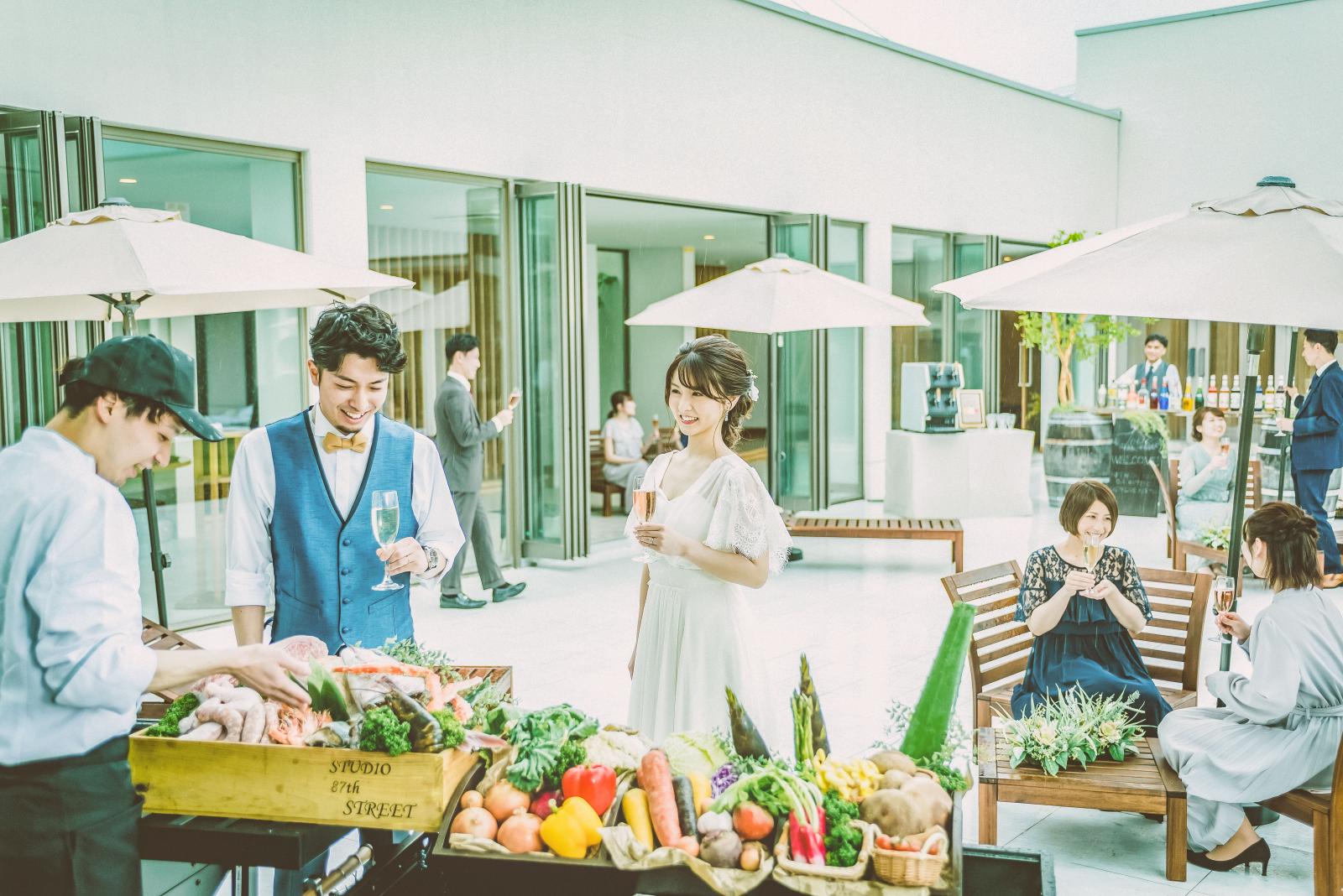 プライベートガーデンでゲストと一緒にピンチョスを楽しんだり、デザートを楽しんだり楽しみ方は様々