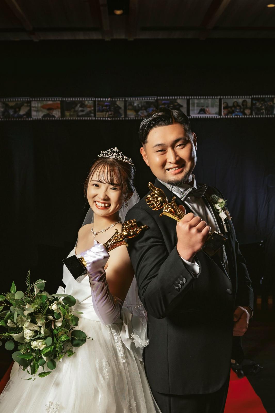 トロフィーを掲げ、ゲストを招待する主役のヒーロー&ヒロイン