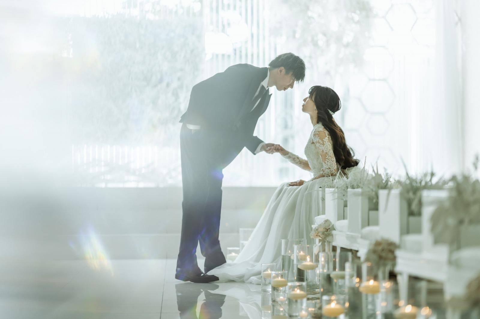 純白×自然×光のチャペル。16メートルのバージンロードで祝福を感じながらの本格派ウェディングが実現。